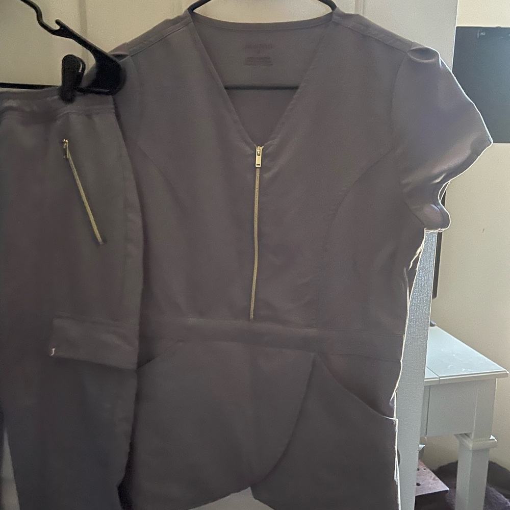 Jaanuu Scrub Set
